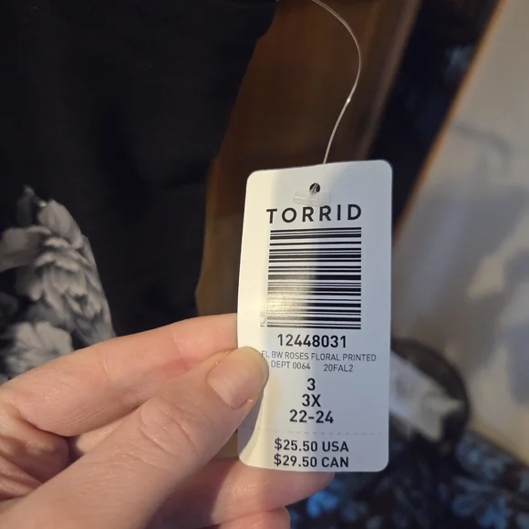 torrid Black Floral Print Leggings with White Rose Detail - Picture 4 of 7